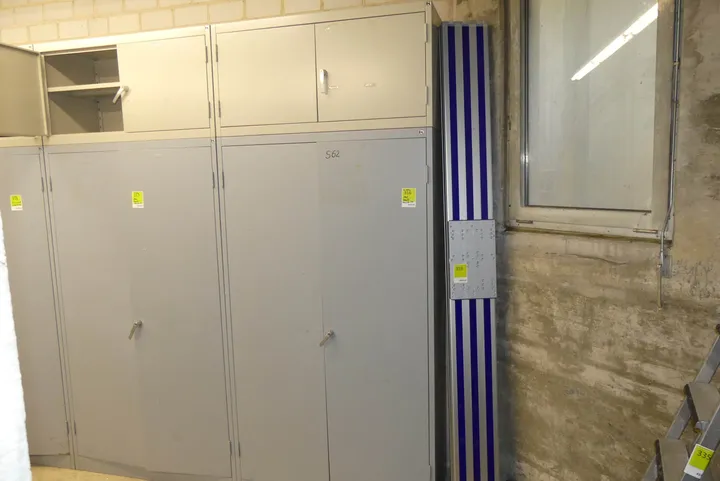 Metallschrank, 2-teilig, ohne Inhalt Maße in cm ca.: je 120 x 50 x 272